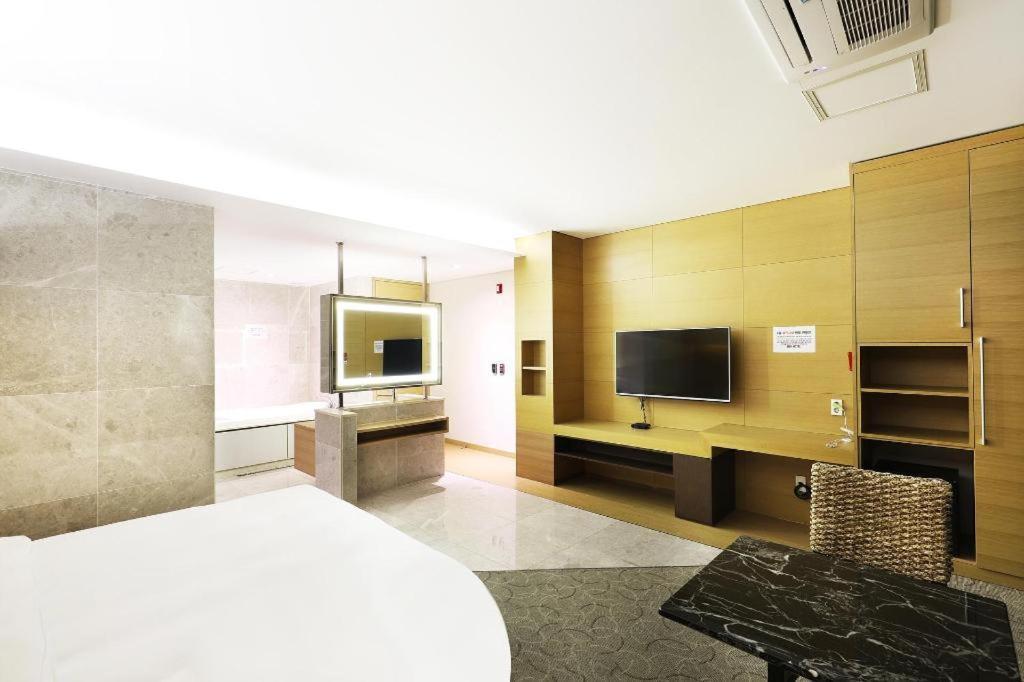 Business Design Hotel Luv Incheon Bagian luar foto